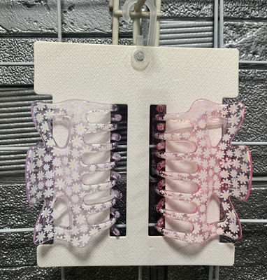 Des griffes transparentes pour cheveux, des pinces à mâchoires en plastique.
