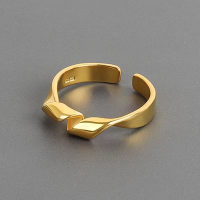 Une bague en or de 18 carats pour femmes