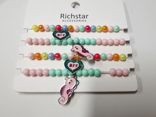Des bijoux pour enfants, un bracelet à perles en arc-en-ciel.