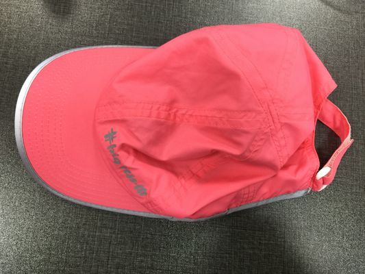 Une casquette sportive légère, unisexe, respirante, polyvalente.