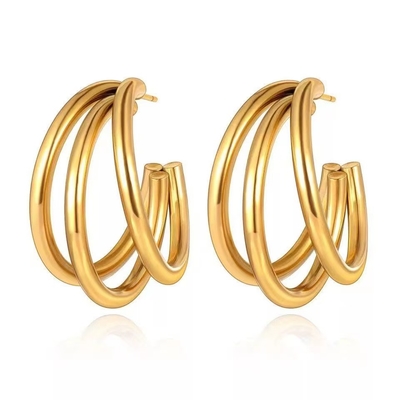 Boucle d'oreille en or avec une finition polie et sophistiquée