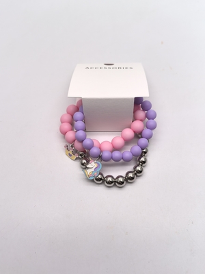 Des bracelets en plastique et en zinc de couleur personnalisent les couleurs et les motifs