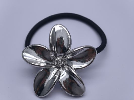 Des cravates métalliques élastiques avec plusieurs motifs pour femmes