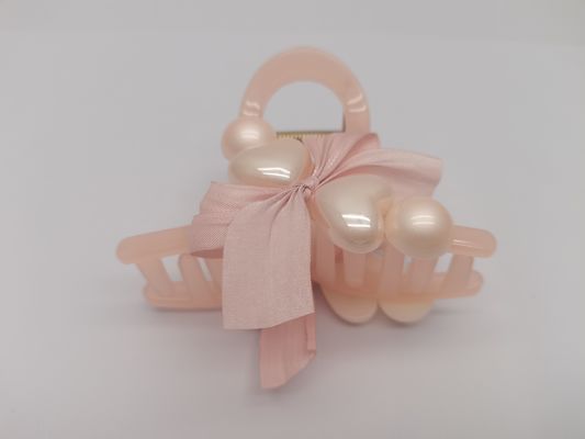 Des griffes de cheveux roses douces portées quotidiennement par les femmes