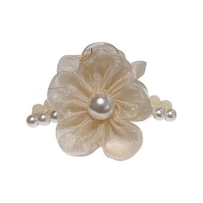 Une pince à griffes pour cheveux de fleurs de perles pure et fraîche