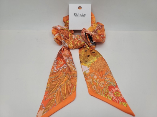 Scrunchies de cheveux en orange avec ruban dans différents motifs pour différentes occasions