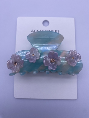 Des clips acryliques pour les cheveux avec de belles fleurs
