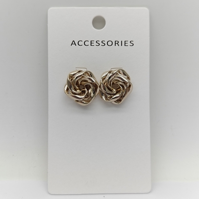 Des boucles d'oreilles en métal à la mode
