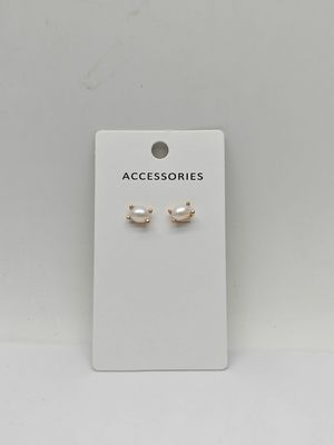 Des boucles d' oreilles de bijoux de perles, des boucles d' oreilles de style vintage avec des perles.