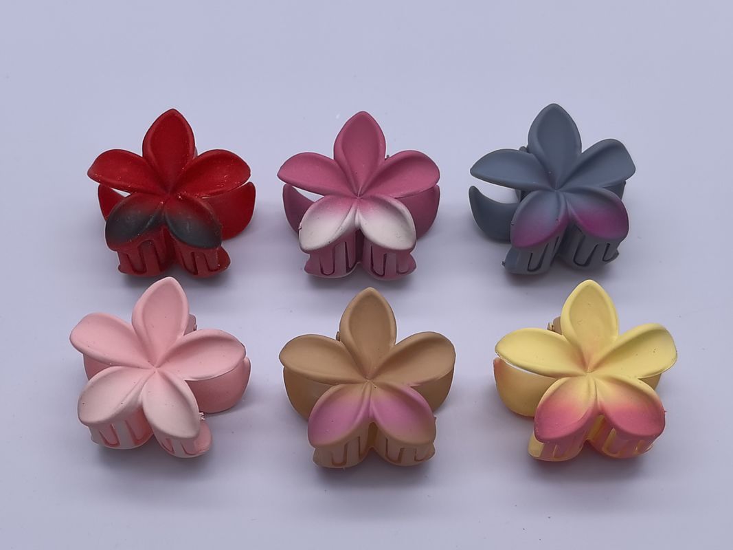 Des griffes de cheveux de fleurs chic et polyvalent accessoire de cheveux de fleurs pour toute occasion