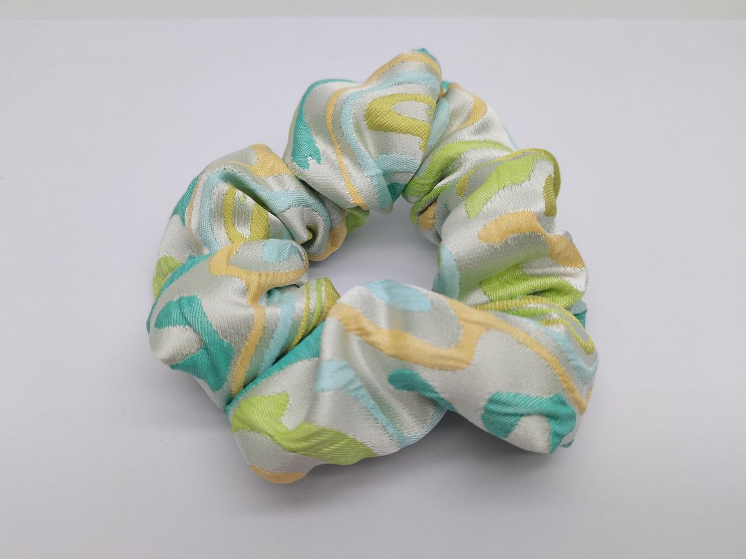 Couleurs chics et variées Tissu Scrunchies Couleurs accrocheuses Look à la mode