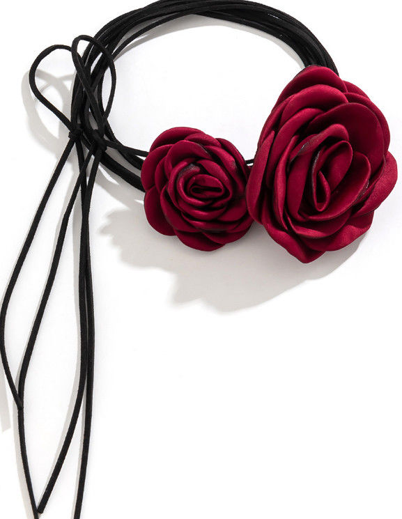 Collier en polyester à fleurs de différentes couleurs adapté à des occasions spéciales
