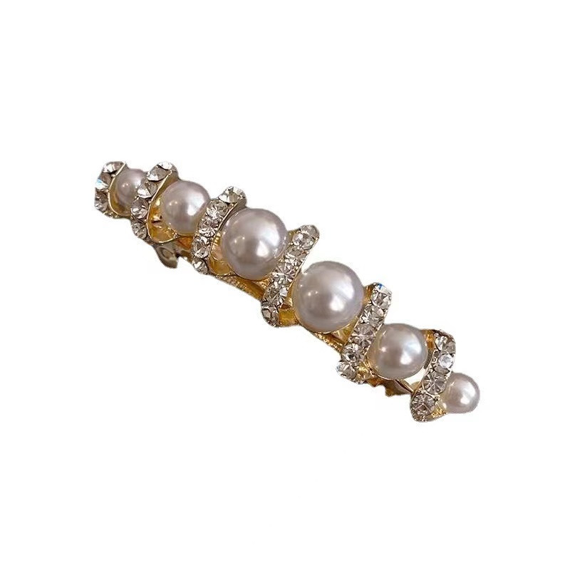 Les pinces à cheveux dorés à finition mate sont l'accessoire idéal pour toutes les occasions.
