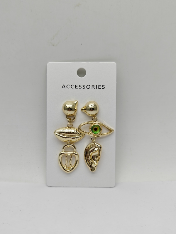 Les boucles d'oreilles en métal sont l'accessoire parfait pour toute tenue.