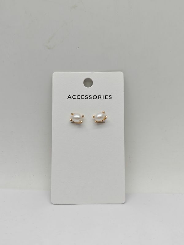 Des boucles d' oreilles de bijoux de perles, des boucles d' oreilles de style vintage avec des perles.