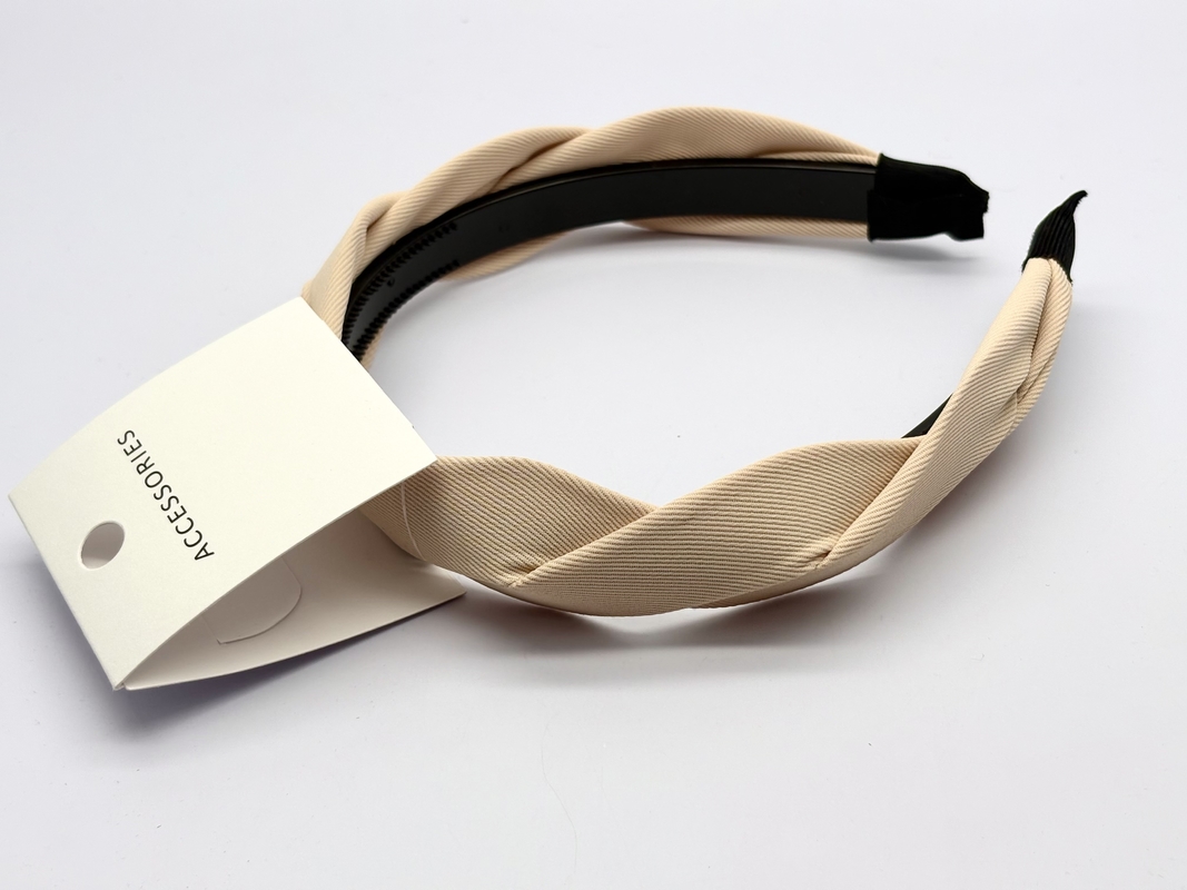 La bande de coiffure en tissu tressé beige est élégante et durable