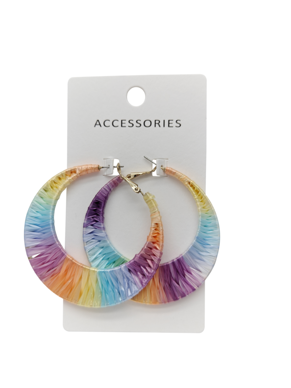 Des boucles d'oreilles en crochet, faites à la main, teintures spatiales, des boucles d'oreilles en raffia aux couleurs vives